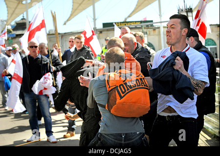 Scoppia una rissa tra inglese difesa membri della Lega e anti fascisti manifestanti prima di un EDL marzo a Brighton Foto Stock