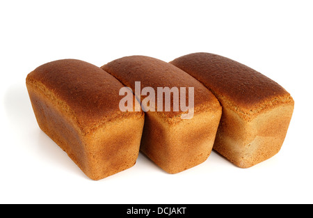 Tre pagnotte di pane di segale su bianco Foto Stock