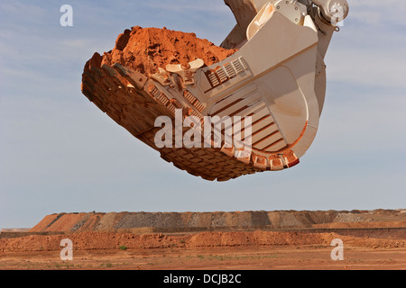 Fossa aperta miniere d'oro in Mauritania. Chiusura del gigante di benna di un escavatore che trasportano minerale. Africa occidentale Foto Stock