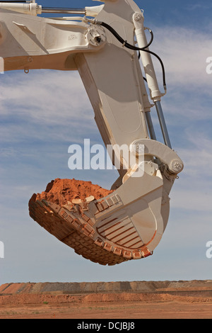 Fossa aperta miniere d'oro in Mauritania. Chiusura del gigante di benna di un escavatore che trasportano minerale. Africa occidentale Foto Stock