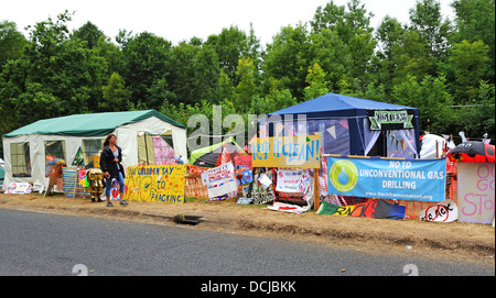 Anti Fracking manifestanti che hanno impostato il campo accanto al sito Cuadrilla a Balcombe Foto Stock