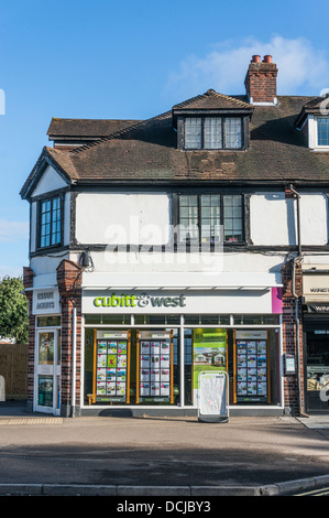 L'esterno di Cubitt & West - agente immobiliare, con appartamenti sopra, sul villaggio di Banstead High Street, con n. di persone intorno a. Surrey, Inghilterra, Regno Unito. Foto Stock