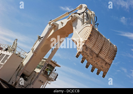 Fossa aperta miniere d'oro in Mauritania. Ravvicinata di un escavatore gigante benna intorno alla miniera minerale. Africa occidentale Foto Stock