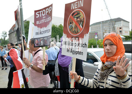 Berlino, Germania. 19 Ago, 2013. I sostenitori di diesempowered del presidente egiziano morsi di protesta contro il nuovo governo Egiziano e lo spargimento di sangue in Egitto di fronte all'ambasciata egiziana di Berlino, Germania, 19 agosto 2013. Foto: BERND VON JUTRCZENKA/dpa/Alamy Live News Foto Stock