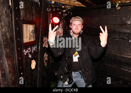 Johnathan Proctor fotografo in inferno a Shangri-la ,Glastonbury Festival 2013, Somerset, Inghilterra, Regno Unito. Foto Stock