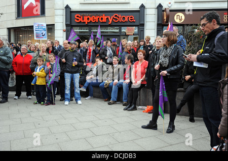 Un gruppo di anti Margaret Thatcher dimostranti si riuniscono in Brighton la notte del suo funerale per rendere i loro sentimenti noto Foto Stock