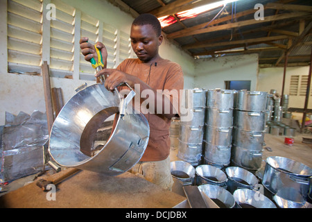 Artigiano di metallo costruire un africano fornello, Tanzania Foto Stock