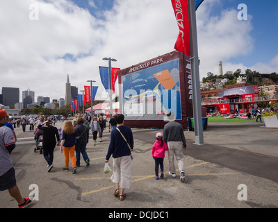 Coppa America Park lungo la Embarcadero in San Francisco è popolare per i turisti in visita durante la 'Summer di racing' nel 2013 Foto Stock