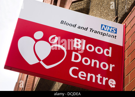 Un donatore di sangue nel centro di Sheffield, England, Regno Unito Foto Stock