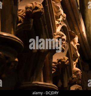 Dettagli scolpiti degli interni della Cattedrale di Salisbury, Wiltshire Foto Stock