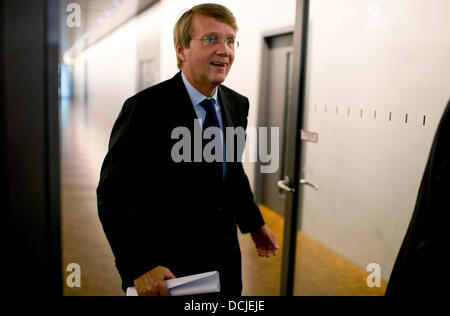 Berlino, Germania. 19 Ago, 2013. Capo del personale della Cancelleria tedesca e il Ministro tedesco per Affari Speciali, Ronald Pofalla, lascia una riunione della commissione parlamentare di controllo (PKG) presso il Bundestag tedesco a Berlino, Germania, 19 agosto 2013. I membri del Parlamento europeo aveva messo in dubbio Pofalla sulle azioni della National Security Agency (NSA) e il suo collegamento al German Federal Intelligence Service (BND). Foto: RAINER JENSEN/dpa/Alamy Live News Foto Stock