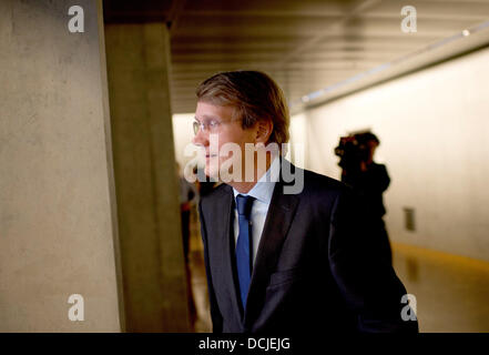 Berlino, Germania. 19 Ago, 2013. Capo del personale della Cancelleria tedesca e il Ministro tedesco per Affari Speciali, Ronald Pofalla, lascia una riunione della commissione parlamentare di controllo (PKG) presso il Bundestag tedesco a Berlino, Germania, 19 agosto 2013. I membri del Parlamento europeo aveva messo in dubbio Pofalla sulle azioni della National Security Agency (NSA) e il suo collegamento al German Federal Intelligence Service (BND). Foto: RAINER JENSEN/dpa/Alamy Live News Foto Stock