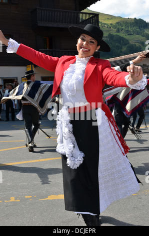 Ballerine provenienti dal gruppo cileno Danzares Latinamericanos, presso le cime festival in Evolene, Svizzera Foto Stock