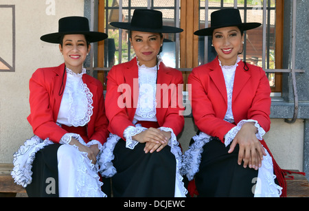 Ballerine provenienti dal gruppo cileno Danzares Latinamericanos, presso le cime festival in Evolene, Svizzera Foto Stock