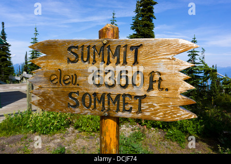 Segno a Mount Revelstoke vertice a 6360 piedi (1939 metri). Mount Revelstoke National Park, British Columbia, Canada. Foto Stock