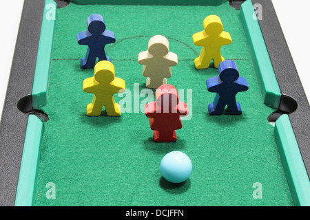 Miniatura in legno figure sul tavolo da biliardo Foto Stock