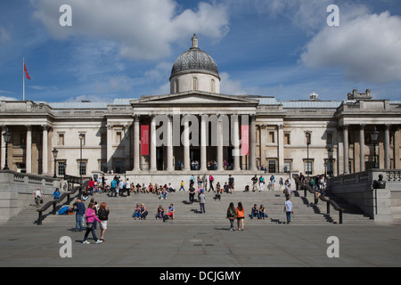 Una vista della Galleria Nazionale di facciata in Londra prese da Trafalgar Square. Foto Stock