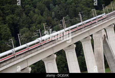 Un Intercity Express (ghiaccio) in modo da Kassel Francoforte unità su un ponte vicino a Melsungen, Germania, 19 agosto 2013. Tedesco dei servizi di sicurezza mediante il proprio account non vedere un livello più elevato di pericolo nonostante gli avvertimenti da parte di Al-Qaeda di attacchi terroristici sui treni ad alta velocità in Europa. Foto: Uwe Zucchi Foto Stock