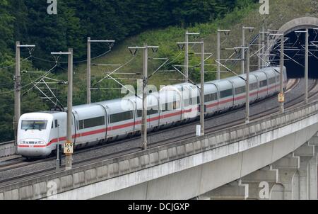 Un Intercity Express (ghiaccio) in modo da Kassel Francoforte unità su un ponte vicino a Melsungen, Germania, 19 agosto 2013. Tedesco dei servizi di sicurezza mediante il proprio account non vedere un livello più elevato di pericolo nonostante gli avvertimenti da parte di Al-Qaeda di attacchi terroristici sui treni ad alta velocità in Europa. Foto: Uwe Zucchi Foto Stock