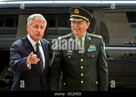 Il Segretario alla difesa degli Stati Uniti Chuck Hagel accoglie il ministro cinese della Difesa Nazionale gen. Chang Wanquan con un onore cordon come egli arriva per una giornata di riunioni al Pentagono Agosto 19, 2013 in Arlington, VA. Foto Stock