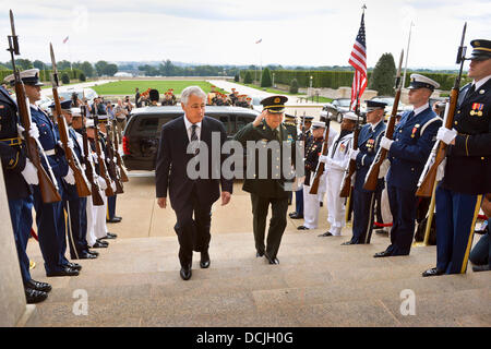 Il Segretario alla difesa degli Stati Uniti Chuck Hagel accoglie il ministro cinese della Difesa Nazionale gen. Chang Wanquan con un onore cordon come egli arriva per una giornata di riunioni al Pentagono Agosto 19, 2013 in Arlington, VA. Foto Stock