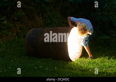 Bambino ragazzo trovare un tesoro in magic canna al crepuscolo Foto Stock