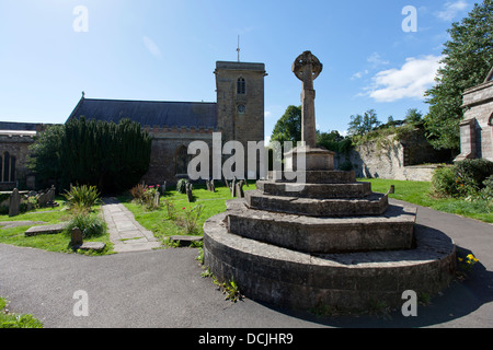 Memoriale di guerra nei giardini della chiesa di Santa Maria, Henbury, Bristol, Inghilterra, Regno Unito. Foto Stock