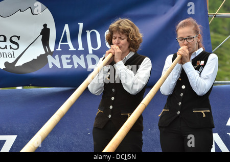 Duo di Patricia e Nathalie MONORY nelle finali all'internazionale di corno alpino Festival: Foto Stock