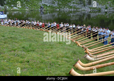 NENDAZ, Svizzera - 28 Luglio: il Grand Ensemble alla fine dell'internazionale di corno alpino Festival: solo uso editoriale Foto Stock