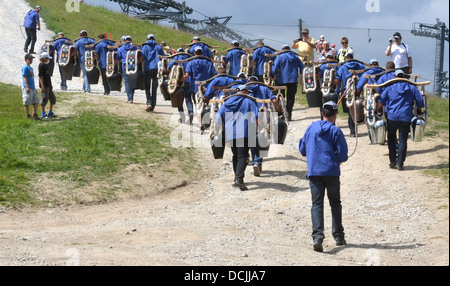 Sfilata di mucca campanelli per Alosen dalla Svizzera a livello internazionale corno alpino Festival Foto Stock