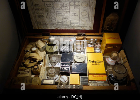 Il tedesco della prima guerra mondiale il kit di primo soccorso in una scatola di legno della prima guerra mondiale uno nel Museo del Memoriale Passchendaele 1917, Zonnebeke, Belgio Foto Stock