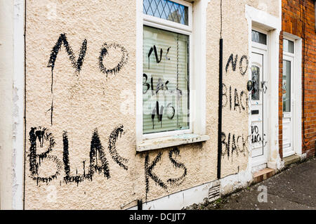 Belfast, Irlanda del Nord, Regno Unito. 19 Agosto 2013 - graffiti razzista è stata scritta sulle pareti e finestre fracassato, su una casa recentemente occupata da due uomini nigeriano a Belfast. Credito: Stephen Barnes/Alamy Live News Foto Stock