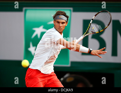 Rafael Nadal (ESP) in azione al French Open 2013. Foto Stock