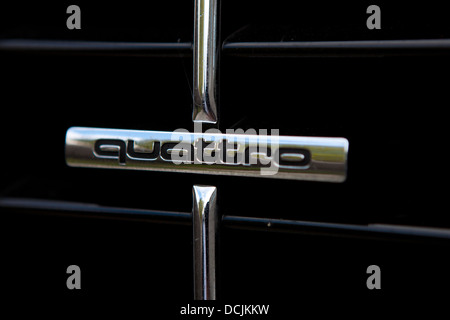 Audi Quattro badge sulla griglia di un veicolo Foto Stock