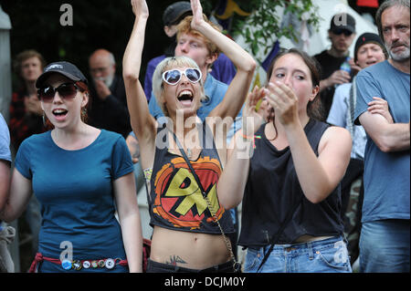 Balcombe, West Sussex, Regno Unito. 19 Ago, 2013. Anti fracking manifestanti fuori la Cuadrilla sito di perforazione in Balcombe West Sussex oggi Foto Stock