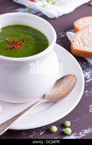 In prossimità di una purea verde zuppa di piselli in una ciotola Foto Stock