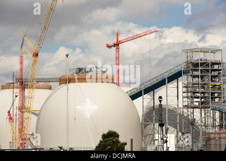 Nuovo biocarburante cupole di memorizzazione essendo costruito in corrispondenza di Drax power station in Yorkshire Regno Unito. Foto Stock