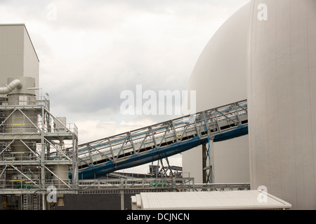 Nuovo biocarburante cupole di memorizzazione essendo costruito in corrispondenza di Drax power station in Yorkshire Regno Unito. Foto Stock