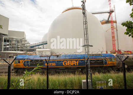 Nuovo biocarburante cupole di memorizzazione essendo costruito in corrispondenza di Drax power station in Yorkshire Regno Unito. Foto Stock