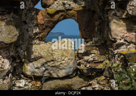 Rovine Murlough Bay North Antrim Irlanda del Nord con l'isola di Rathlin Byond Foto Stock