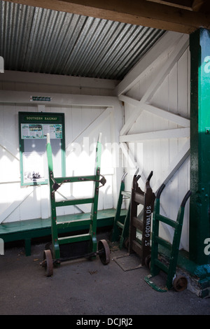 Trollies bagagli a New Somerset e Dorset ferroviarie, Midsomer Norton Station Foto Stock