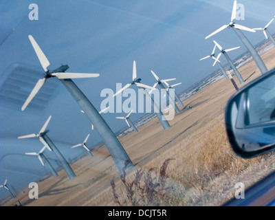 ALTAMONT PASS DELLA TURBINA EOLICA IMPIANTO DI POTENZA RIFLESSA IN LEV FINESTRA AUTO CALIFORNIA USA Foto Stock