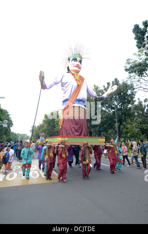 Cultura sfilata di carnevale a Jakarta ha celebrato l'Indonesia indipendente di giorno Foto Stock