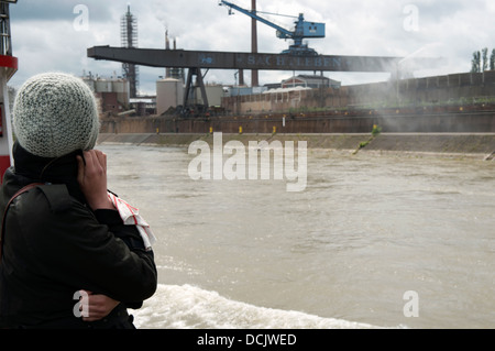 L'industria accanto al fiume Reno, Duisburg, Germania. Foto Stock