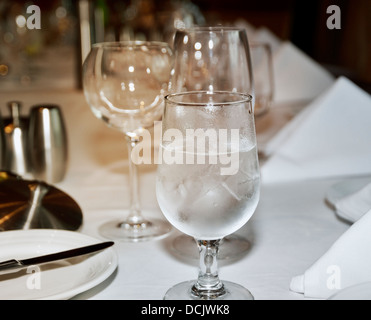 Bicchieri impostato su di una tavola di ristorante Foto Stock