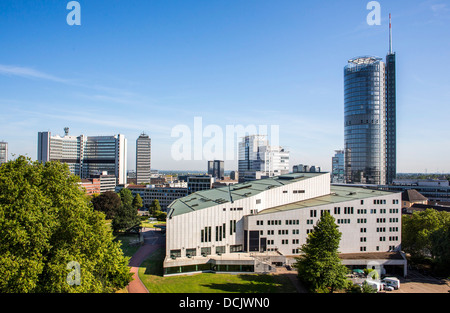 Skyliners centro di Essen, con RWE Tower, azienda Evonik corporate headquarters Aalto Theatre, l'Opera. Essen City Garden Park Foto Stock
