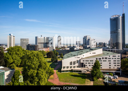 Skyliners centro di Essen, con RWE Tower, azienda Evonik corporate headquarters Aalto Theatre, l'Opera. Essen City Garden Park Foto Stock
