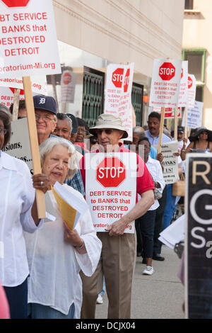 Detroit, Michigan STATI UNITI D'AMERICA. Detroit pubblici dipendenti, membri della Federazione Americana di stato, County e dipendenti comunali (AFSCME), led di una protesta presso il Tribunale federale contro la riduzione delle pensioni come risultato del fallimento deposito da Detroit di emergenza del manager, Kevyn Orr. Credito: Jim West/Alamy Live News Foto Stock