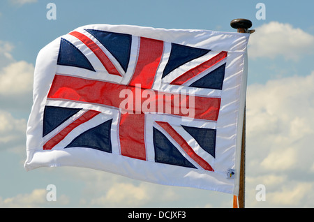 Union Flag o Union Jack su una massa bianca battenti sulla prua di un battello a vapore sul lago Windermere nel Lake District. Foto Stock