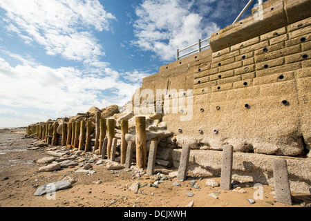 Calcestruzzo fracassato le difese di mare presso la spiaggia Bank Caravan Park in Ulrome vicino Skipsea Foto Stock